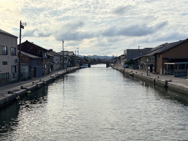 橋の上から見た内川と両岸に続く町並み