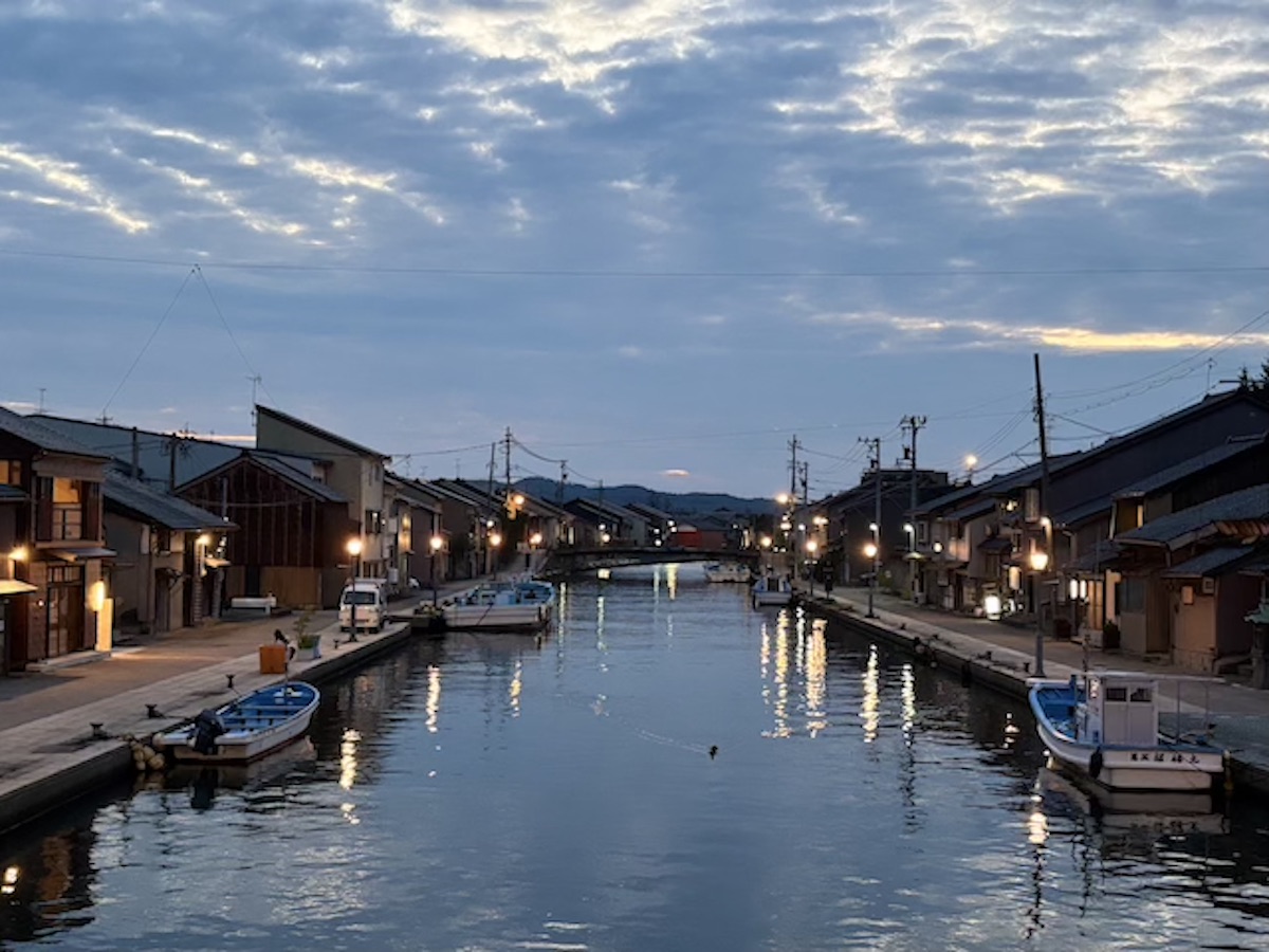 夕暮れの内川と川沿いの町並み