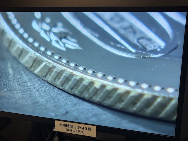 500円貨の側面に施された異形斜めギザ