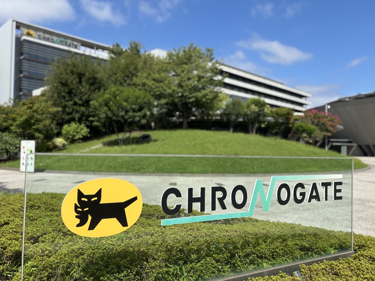 羽田クロノゲートの建物とクロネコヤマトの看板