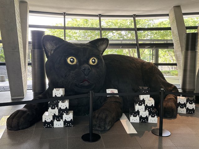 羽田クロノゲート受付棟に展示された巨大クロネコ