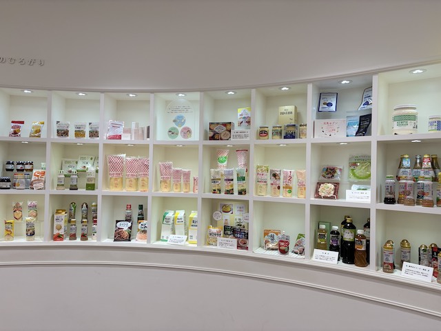 マヨテラスに展示されたキユーピーの商品