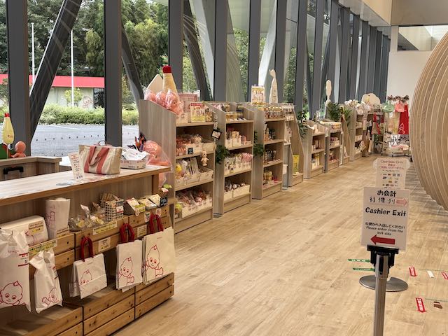 マヨテラスのショップに並ぶ商品とグッズ