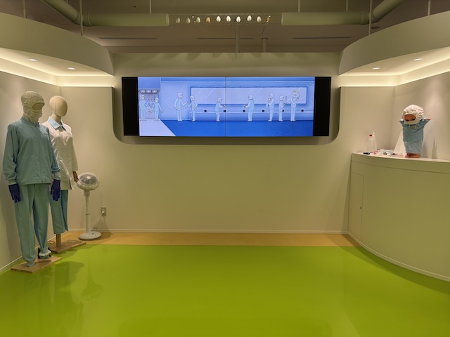 マヨネーズの製造から出荷までを紹介する展示