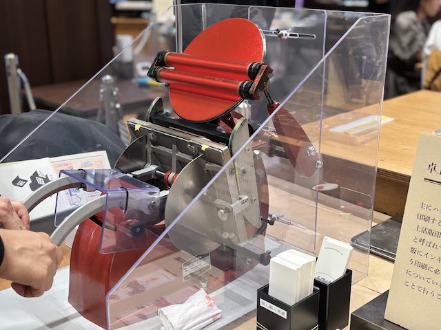 卓上活版印刷機テキンで栞を印刷している様子