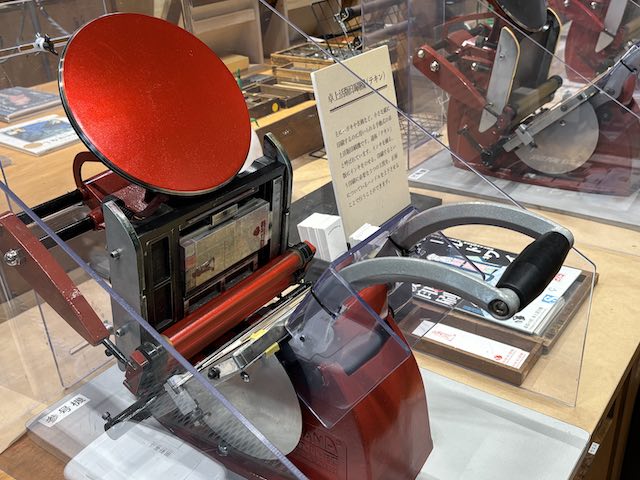 卓上活版印刷機テキンの赤いインキ盤と2本のローラー