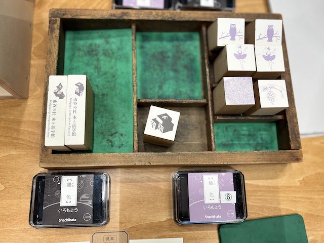 一筆箋と封筒の仕上げに使うスタンプとスタンプ台
