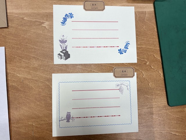 飾罫線を印刷した一筆箋に押されたスタンプの見本
