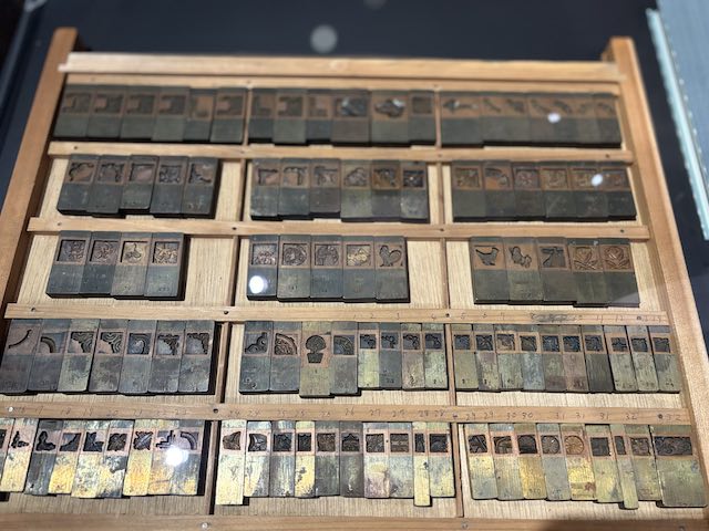 企画展に展示された鈴木活字店の花形活字母型