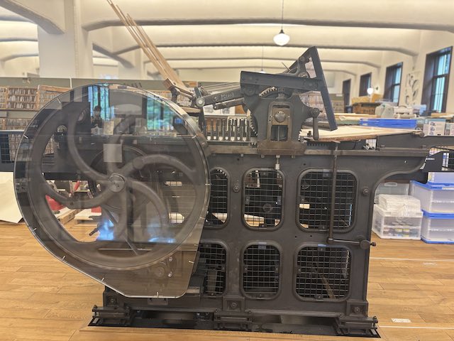 本と活字館に展示された平台式活版印刷機