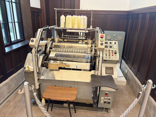 本と活字館に展示された製本用の糸かがり機