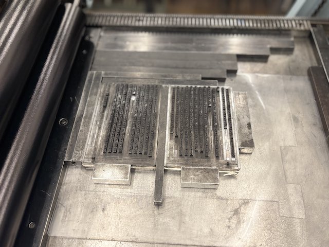 校正刷り用の印刷機にセットされた活版