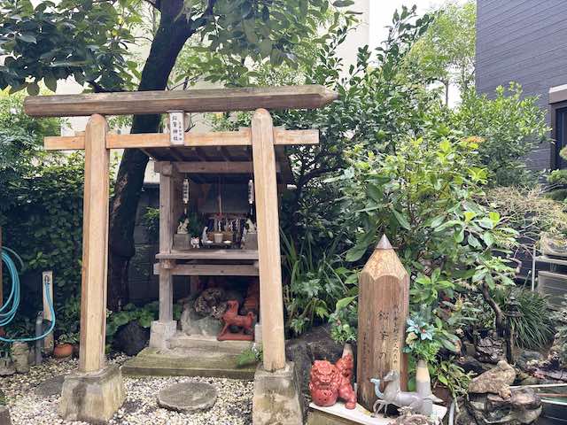 北星鉛筆の工場敷地内にある鉛筆神社と鉛筆形の木碑