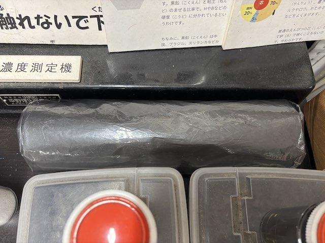 黒鉛と粘土を混ぜて円柱状にまとめた鉛筆の芯の材料