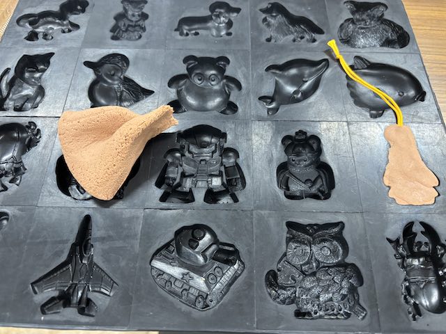 鉛筆のおが屑から作った木の粘土「もくねんさん」の工作体験