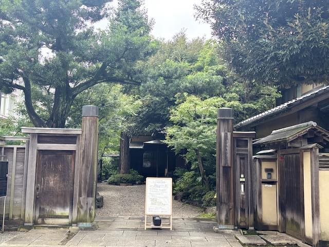 旧安田楠雄邸庭園の表門
