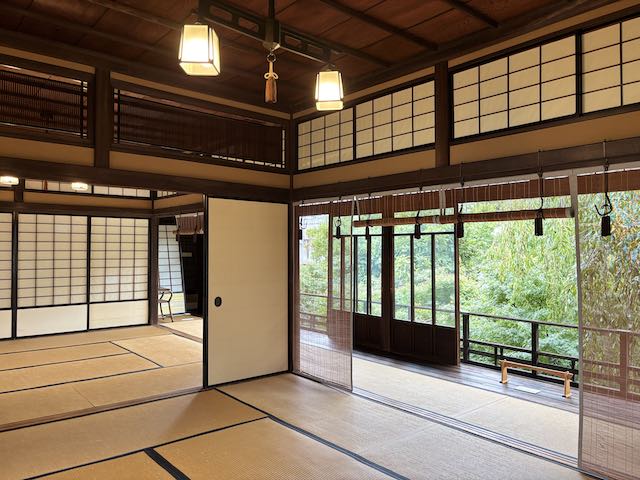 庭に面した旧安田楠雄邸2階の客間と次の間