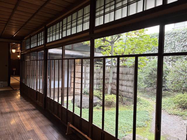 旧安田楠雄邸の廊下から見た中庭