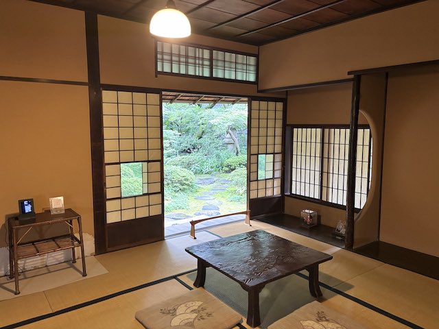家族が日常的に使っていた旧安田楠雄邸の茶の間