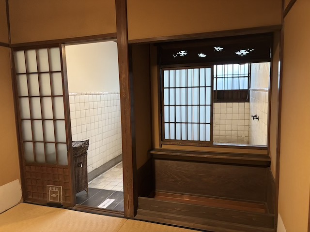 畳敷きの化粧室と隣接する風呂場