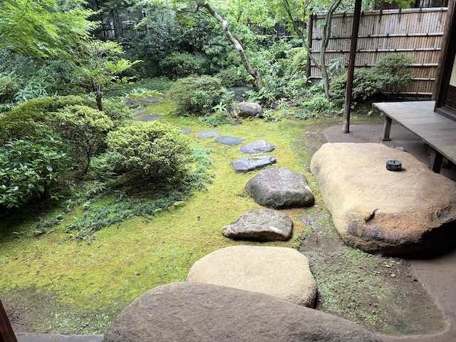 残月の間の広縁から見た庭の飛び石