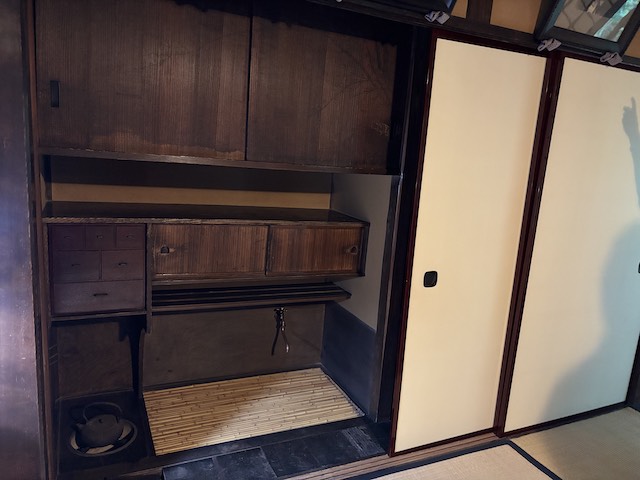 茶の間の押入れの中に設けられた水屋