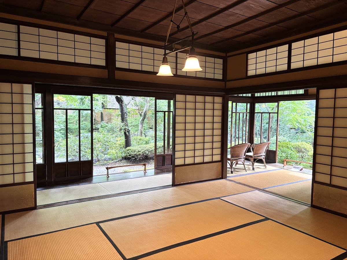 広縁と庭に面した旧安田楠雄邸の残月の間