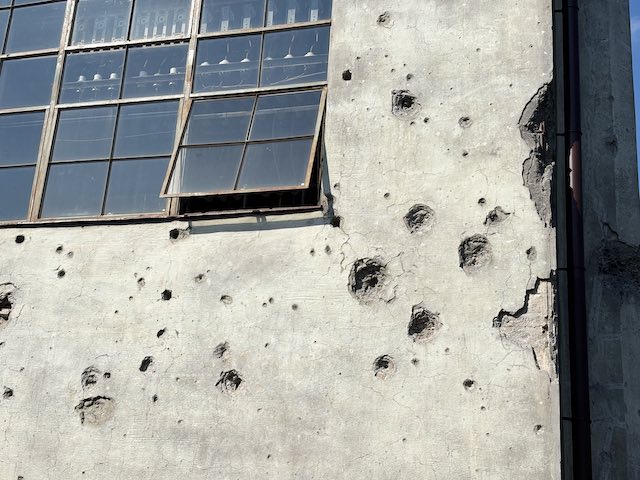 旧日立航空機株式会社変電所の外壁に残る多数の機銃掃射による弾痕