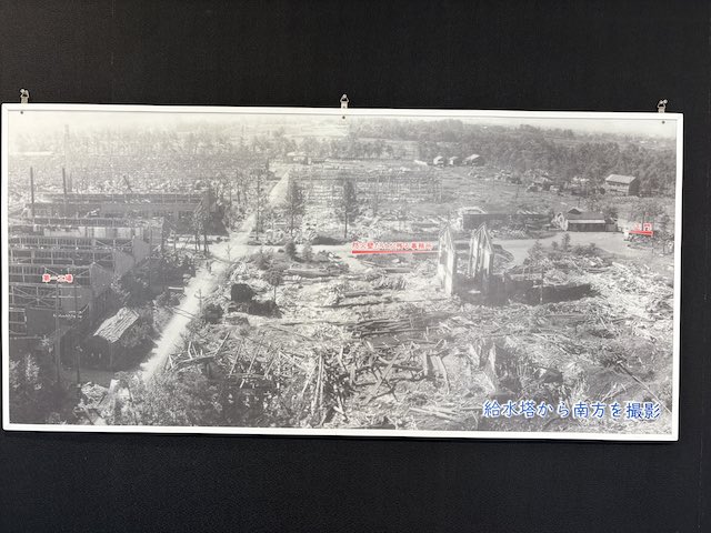 空襲によって被害を受けた日立航空機立川工場の様子を伝える展示写真