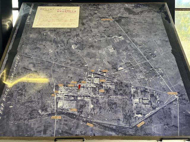 旧日立航空機立川工場と周辺地域の位置関係を示す航空写真の展示