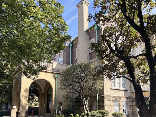 円柱のある玄関ポーチと三角屋根を持つ鳩山会館の外観