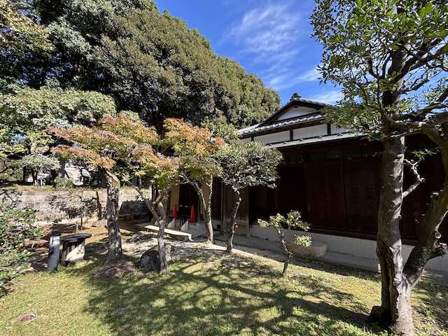 木々に囲まれた鳩山会館の和風の離れの外観