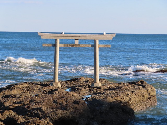 大洗磯前神社の神磯の鳥居の上に止まる2羽の白い海鳥