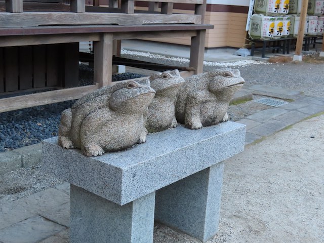 大洗磯前神社の境内に置かれた3匹のカエルの石像