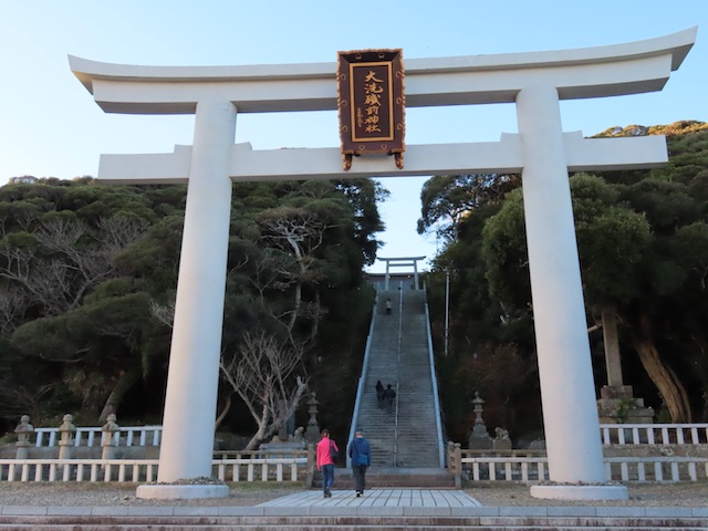 大洗磯前神社の大鳥居と境内へ続く長い石段