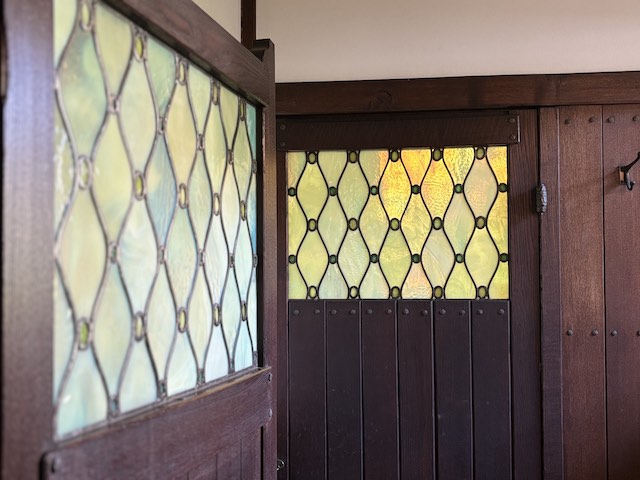 晩香廬の化粧室に設けられた幾何学模様のステンドグラス