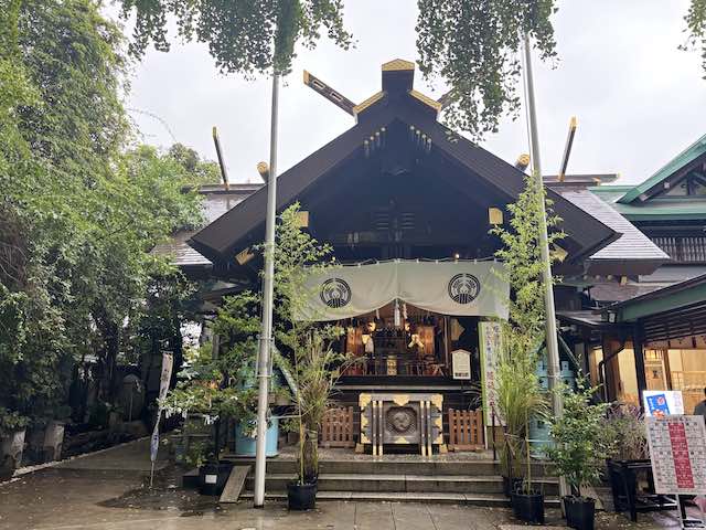 緑に囲まれた波除神社の社殿正面