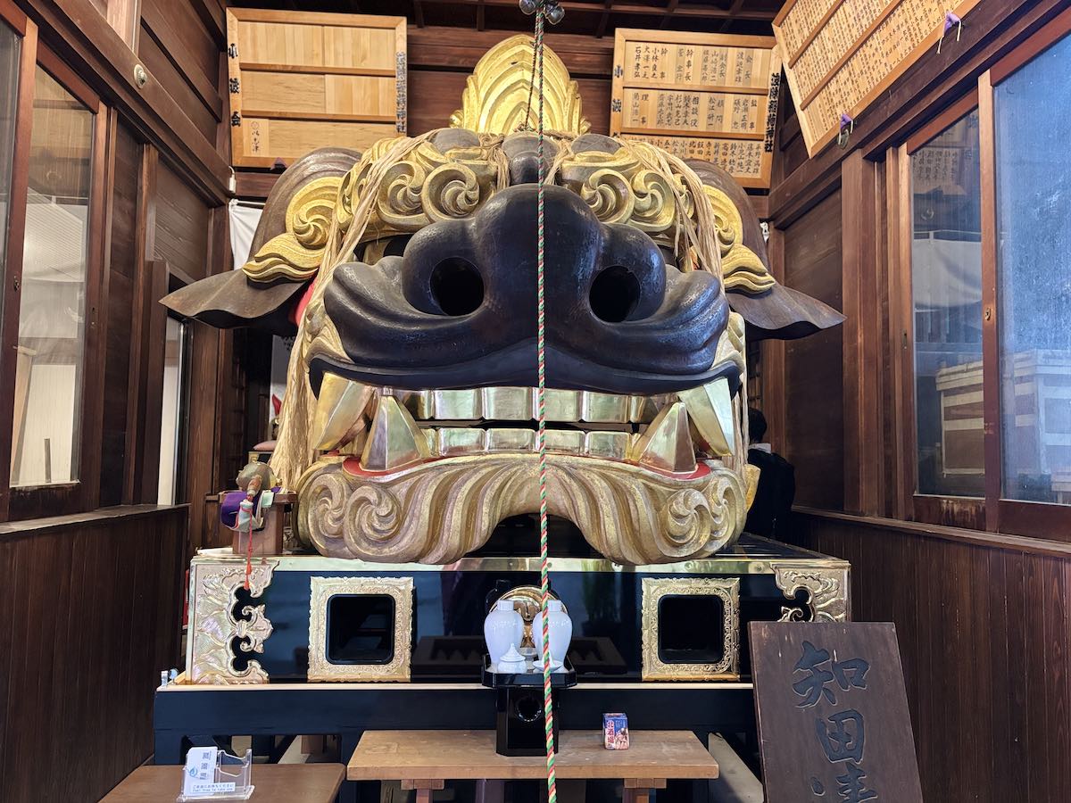 黒い顔と金色の巻き毛が特徴的な波除神社の厄除天井大獅子