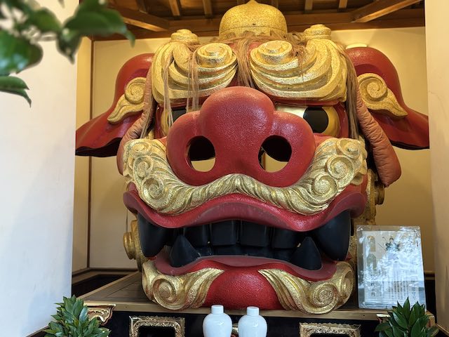 お歯黒獅子の顔のアップと黒く塗られた歯