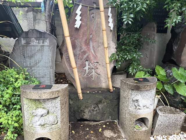 波除神社の境内にあるすし塚の石碑