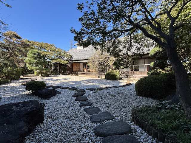 飛び石が続くめぐみ荘の前庭と旧菊池家住宅