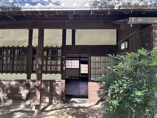 めぐみ荘の見学入口と木造の外壁
