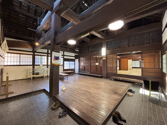 めぐみ荘の旧土間と現在の板張りの床