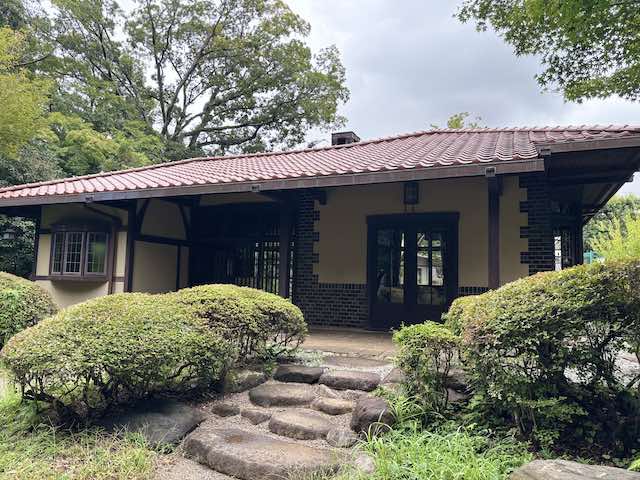 赤い瓦屋根が特徴的な晩香廬の外観