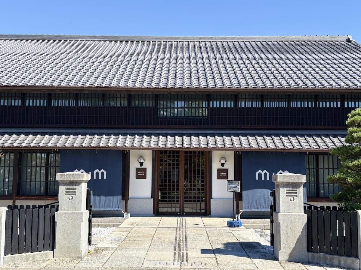 愛知県半田市のミツカンミュージアム（MIM）の正面入口と建物外観