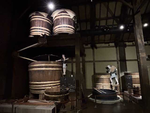 江戸時代の酢づくりを再現した木桶と職人の人形