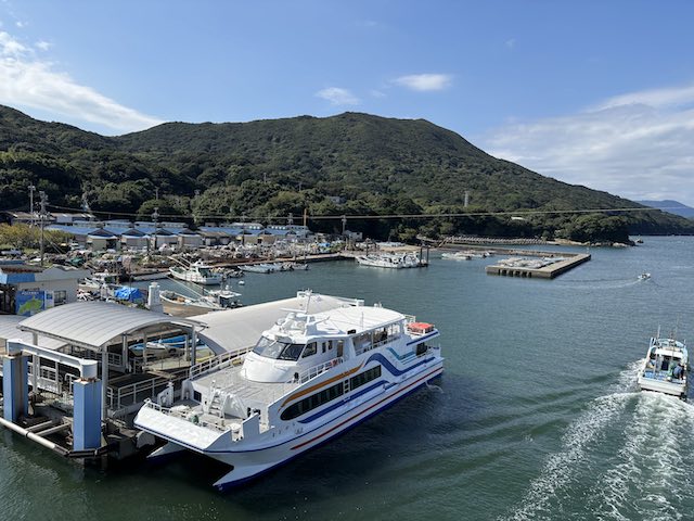 菅島港に停泊する鳥羽市営定期船かがやきと港の風景
