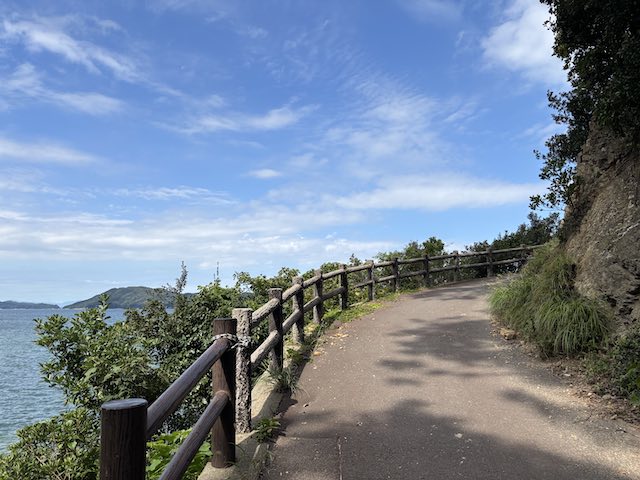 海を眺めながら歩く菅島のしろんご海道