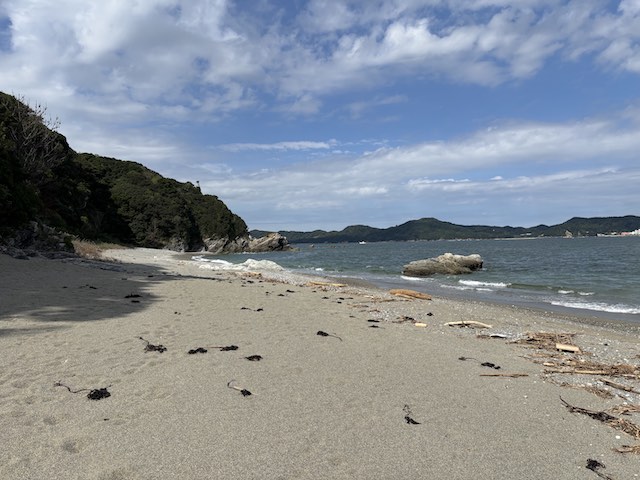 菅島のしろんご浜に広がる砂浜と岩場