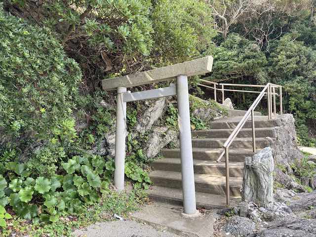 しろんご浜から白髭神社へ続く石段と鳥居